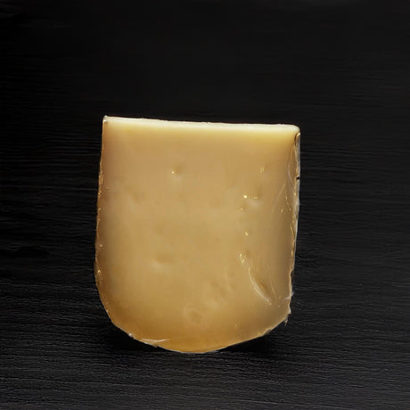 In Walnussblättern gereifter gemischter Käse