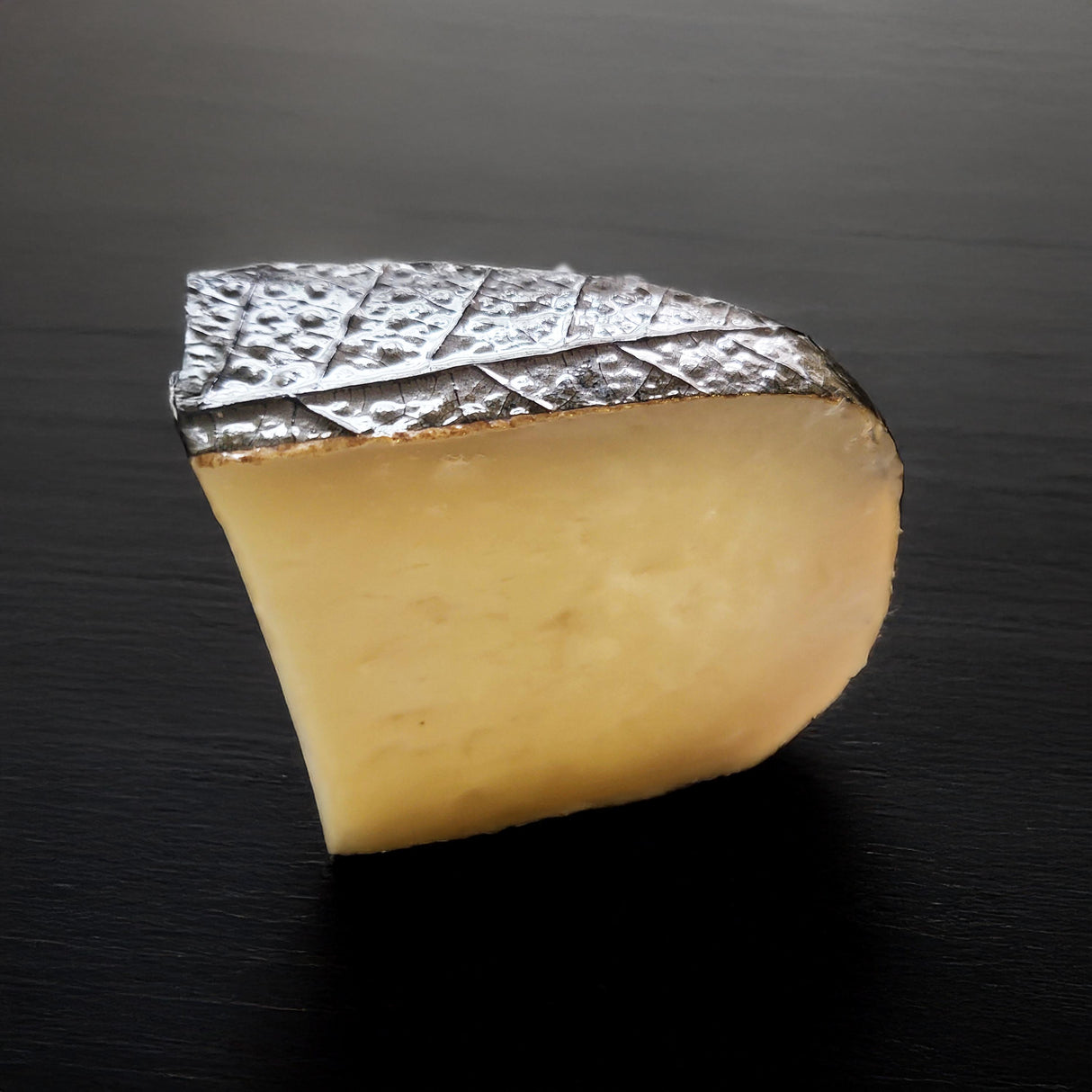 Pecorino assaisonné aux feuilles de noyer